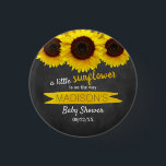 Chapa Redonda De 2,5 Cm ¡Hay Un Pequeño Girasol En El Camino! Baby Shower<br><div class="desc">Estos botones son perfectos para quien tenga una ducha de bebé este año. Este diseño es fácil de personalizar con la redacción de su evento especial y sus invitados estarán encantados cuando vean estos fabulosos botones de fiesta. Se pueden encontrar elementos coincidentes en la colección.</div>
