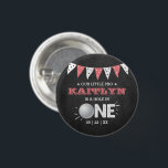 Chapa Redonda De 2,5 Cm Hole In One Chicas Golf 1er cumpleaños Par-tee<br><div class="desc">Celebra con estilo con estos divertidos y muy modernos botones de 1er cumpleaños. El diseño es fácil de personalizar con la redacción de tu evento especial y tus invitados estarán encantados cuando vean estos fabulosos botones. Se pueden encontrar elementos coincidentes en la colección.</div>