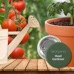 Chapa Redonda De 2,5 Cm Jefe Gardener Nombre Personalizado Funny Gardening<br><div class="desc">Una insignia para los amantes del jardín,  con el pie de foto Head Gardener escrito con elegantes letras modernas. La insignia de botón verde y blanco se puede personalizar con un nombre,  lo que lo convierte en un regalo ideal para el jardinero entusiasta.</div>