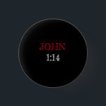 Chapa Redonda De 2,5 Cm Juan 1:14 “la Palabra se hizo carne”…Versículo Bíb<br><div class="desc">Juan 1:14 (KJV “la Palabra se hizo carne y habitó entre nosotros”) botón negro con fuente roja y blanca.  Disfruta!</div>