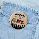 Chapa Redonda De 2,5 Cm Jugadores de Lumberjack Rustico Forestal Primer Cu<br><div class="desc">Celebre con estilo con estos divertidos y muy modernos botones de fiesta de primer cumpleaños. El diseño es fácil de personalizar con la redacción de tu evento especial y tus invitados estarán encantados cuando reciban estos fabulosos botones. Se pueden encontrar elementos fiestas coincidentes en la colección.</div>