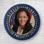 Chapa Redonda De 2,5 Cm Kamala Harris por la foto del presidente demócrata<br><div class="desc">Kamala Harris por el botón político del presidente 2024 con la foto de Harris en el centro frente a una bandera estadounidense | Equipo electoral político para los demócratas | mercadería de campaña para las elecciones de Estados Unidos 2024 | Ver más fusión de Harris aquí: https://www.zazzle.com/collections/119162550730853893</div>