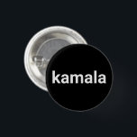 Chapa Redonda De 2,5 Cm kamala simple minimalista moderno elegante negro<br><div class="desc">kamala simple tipografía minimalista moderna y elegante botón negro. Personalizable completo de texto blanco sobre fondo de color editable negro.</div>