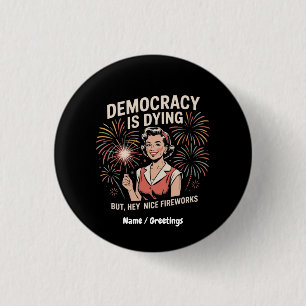 Chapa Redonda De 2,5 Cm La democracia está muriendo, pero los buenos fuego
