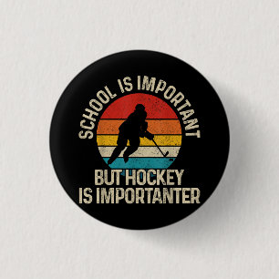 Chapa Redonda De 2,5 Cm La escuela es importante, pero el hockey es import