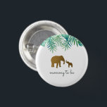 Chapa Redonda De 2,5 Cm La mamá del elefante dorado es Baby Shower<br><div class="desc">Un sencillo diseño de insignias para que los clientes sepan quién es quién. ¡Cambia el texto a papá,  abuela,  abuelo,  tía,  tío,  hermana,  hermano y más!</div>