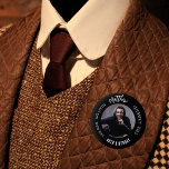 Chapa Redonda De 2,5 Cm Leyenda del mito del fotógrafo blanco negro de cum<br><div class="desc">Un fondo negro clásico. Texto: El hombre,  el mito,  la leyenda. Personaliza y agrega su nombre,  edad y foto.</div>
