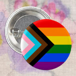 Chapa Redonda De 2,5 Cm LGBTQ y Orgullo - Bandera del progreso del arco ir<br><div class="desc">Botón: Bandera arcoiris y la variación "Progreso" agrega un chevron a lo largo del hoist que presenta rayas negras, marrones, azul claro, rosas y blancas para llevar a esas comunidades (personas marginadas de color, personas trans, y quienes viven con VIH/SIDA y los que se han perdido) al frente; "la flecha...</div>