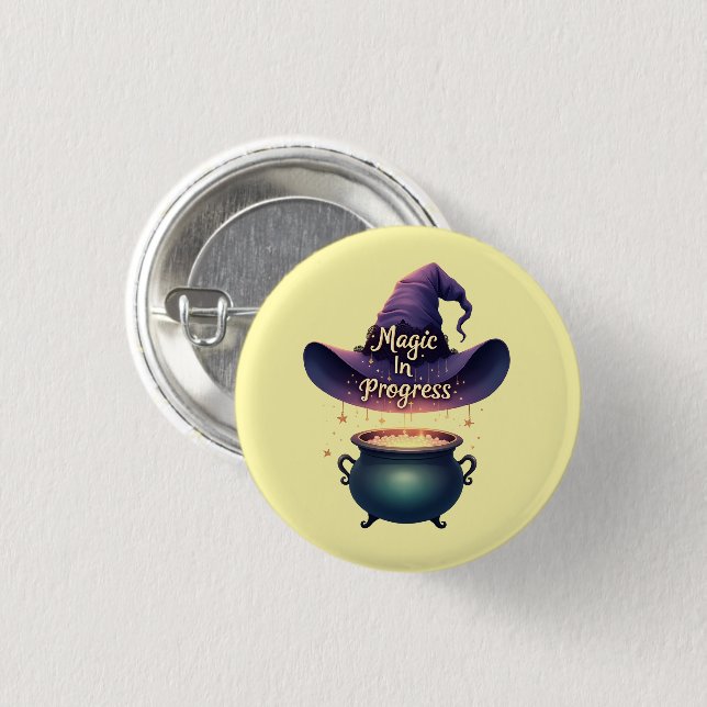 Chapa Redonda De 2,5 Cm "Magic In Progress" Witch Hat Button (Anverso y reverso)