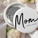 Chapa Redonda De 2,5 Cm Mamá desde el 20XX Moda simple moderna<br><div class="desc">Este diseño sencillo y moderno se compone de una tipografía de san serif.</div>