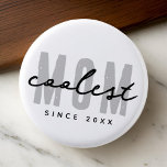 Chapa Redonda De 2,5 Cm Mamá más fría desde el 20XX de la adormidera simpl<br><div class="desc">Este diseño sencillo y moderno se compone de una tipografía de san serif.</div>