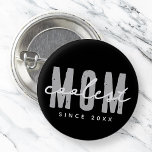 Chapa Redonda De 2,5 Cm Mamá más fría desde el 20XX de la adormidera simpl<br><div class="desc">Este diseño sencillo y moderno se compone de una tipografía de san serif.</div>