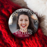 Chapa Redonda De 2,5 Cm Memorial fotográfico personalizado<br><div class="desc">Botón Memorial fotográfico personalizado,  un diseño sencillo y moderno con fuente angustiada estilo sans-serif,  nombre personalizado,  fecha y fotos. Disponible en pequeñas,  medianas,  grandes y grandes dimensiones,  en cuadrado y redondeado. Sin orden mínima. botón Memorial de fotos personalizado</div>