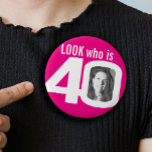 Chapa Redonda De 2,5 Cm Mira quién es blanco rosado 40 fotos<br><div class="desc">Fotografía de 40 cumpleaños, aspecto blanco y rosado caliente que es botón de insignia de 40 pines. Personalice esta insignia de edad con una fotografía del chica de cumpleaños. Una gran idea para que te diviertas en una fiesta de cuarenta años. También puede ser usado para mostrar fotos de bebés...</div>