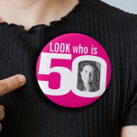 Chapa Redonda De 2,5 Cm Mira quién es el blanco rosado de 50 fotos<br><div class="desc">Celebra un cumpleaños número 50 con esta divertida apariencia blanca y rosada caliente que es botón de insignia de 50 pines de foto. Personalice esta insignia de edad con una fotografía del chica de cumpleaños. Una gran idea para añadir algo de diversión a una fiesta de cumpleaños. También se puede...</div>