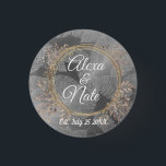 Chapa Redonda De 2,5 Cm Moda Feathers Floral Wreath Boda<br><div class="desc">Las plumas de plata de moda sobre un fondo de plata brillante combinado con una corona floral elegante de oro donde se puede personalizar para su evento creando elegantes fiestas de boda románticas favoritas. Parte de la elegante colección de regalos de boda.</div>
