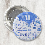 Chapa Redonda De 2,5 Cm Monograma de la acuarela de Santorini Grecia<br><div class="desc">Un cuadro de paisajes acuáticos de la hermosa isla griega de Santorini. Arte original de Nic Squirrell. Cambie el monograma inicial para personalizarlo.</div>