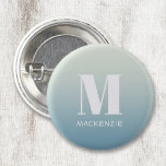 Chapa Redonda De 2,5 Cm Monograma moderno Nombre inicial Gradiente de Aqua<br><div class="desc">Moderna tipografía minimalista monograma diseño inicial de nombre que se puede cambiar para personalizar. Blanco sobre un fondo de degradado de fondo azul océano verde azulado a azul acuático.</div>