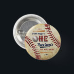Chapa Redonda De 2,5 Cm Niños de Béisbol Vintage Primer Cumpleaños<br><div class="desc">Celebra con estilo con estos divertidos y muy modernos botones de 1er cumpleaños. El diseño es fácil de personalizar con la redacción de tu evento especial y tus invitados estarán encantados cuando vean estos fabulosos botones. Se pueden encontrar elementos coincidentes en la colección.</div>
