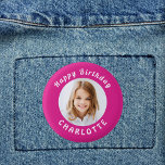 Chapa Redonda De 2,5 Cm Nombre del chica de foto rosa caliente de la fiest<br><div class="desc">Un fondo rosado caliente. Personalice y agregue una foto y una edad. Con el texto: Feliz cumpleaños. Texto curvado. Texto de color blanco. Personalice y agregue un nombre.</div>