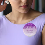 Chapa Redonda De 2,5 Cm Nombre del purpurina púrpura de cumpleaños<br><div class="desc">Para una fiesta de cumpleaños número 21 (o cualquier edad). Un fondo degradado violeta decorado con goteos falsos purpurinas, pinturas que gotean. El color de fondo morado es desigual. Personaliza y agrega una fecha, nombre y edad 21. El nombre se escribe con un guión de estilo con letras a mano....</div>