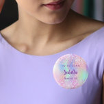 Chapa Redonda De 2,5 Cm Nombre holográfico rosa Sweet 16<br><div class="desc">Para una dulce fiesta de 16 años. Fondo holográfico de color morado,  rosa y verde menta. Decorado con confeti. Personalice y agregue una fecha,  nombre y edad. Se puede utilizar como favores de fiesta,  guardar las etiquetas de fecha o nombre de los invitados.</div>