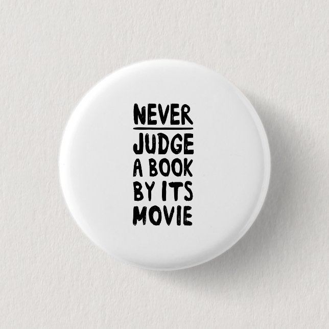 Chapa Redonda De 2,5 Cm Nunca juzgue un libro por su película (Anverso)