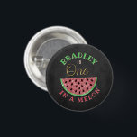 Chapa Redonda De 2,5 Cm One In A Melon Chalkboard Primer cumpleaños<br><div class="desc">Celebre con estilo con estos divertidos y muy modernos botones de fiesta de primer cumpleaños. El diseño es fácil de personalizar con la redacción de tu evento especial y tus invitados estarán encantados cuando reciban estos fabulosos botones. Se pueden encontrar elementos fiestas coincidentes en la colección.</div>