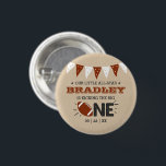 Chapa Redonda De 2,5 Cm Patear El Grande | Primer cumpleaños del fútbol<br><div class="desc">Celebra con estilo con estos divertidos y muy modernos botones de 1er cumpleaños. El diseño es fácil de personalizar con la redacción de tu evento especial y tus invitados estarán encantados cuando vean estos fabulosos botones. Se pueden encontrar elementos coincidentes en la colección.</div>