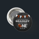 Chapa Redonda De 2,5 Cm Patear El Grande | Primer cumpleaños del fútbol<br><div class="desc">Celebra con estilo con estos divertidos y muy modernos botones de 1er cumpleaños. El diseño es fácil de personalizar con la redacción de tu evento especial y tus invitados estarán encantados cuando vean estos fabulosos botones. Se pueden encontrar elementos coincidentes en la colección.</div>