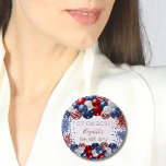 Chapa Redonda De 2,5 Cm Patria de cumpleaños patriótica Estados Unidos ban<br><div class="desc">Un pegatina para una fiesta de cumpleaños número 18 (o de cualquier edad). Fondo blanco. Decorada con globos de colores patrióticos en azul y blanco rojo. Espuma azul y roja. Personalice y agregue una fecha,  nombre y edad.</div>