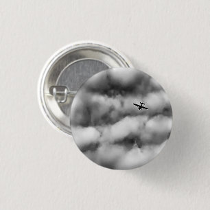 Chapa Redonda De 2,5 Cm Pequeño avión volando en cielo nublado Foto Pin