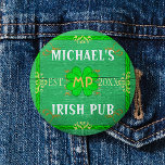 Chapa Redonda De 2,5 Cm Personalizable Tu Nombre Irlandés Pub Green<br><div class="desc">Crea tu propio diseño de barra de casa de pub irlandés personalizado usando esta plantilla. El diseño es de madera verde y antiguo, con abundancia de tonos verdes, blancos, naranjas y dorados. También hay cinco rocas de champú/trébol en el diseño. Puede ser personalizado con su propio nombre, iniciales / monograma...</div>