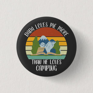 Chapa Redonda De 2,5 Cm PERSONALIZADO Dada Me Ama Más De Lo Que Ama Campin