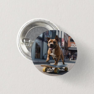 Chapa Redonda De 2,5 Cm Pista de skateboard: Un Staffy en movimiento