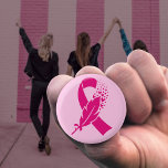 Chapa Redonda De 2,5 Cm Pluma de la cinta para la toma de conciencia sobre<br><div class="desc">La cinta rosa se ha convertido en el símbolo universal del cáncer de mama,  creando conciencia,  apoyo y reuniendo a las mujeres en solidaridad.</div>