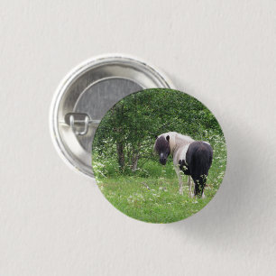 Chapa Redonda De 2,5 Cm Pony de pintura negra y blanca en hierba y flores