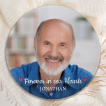 Chapa Redonda De 2,5 Cm Por Siempre En Nuestro Corazón, Monumento A La Mem<br><div class="desc">Honra a tu ser querido con un botón de personalizado en memoria de fotos. Este exclusivo botón de recuerdo es el regalo perfecto para que usted, su familia o amigos rindan homenaje a su ser querido. Cita "Para Siempre En Nuestro Corazón. " Personalizar con foto y nombre favoritos. Este botón...</div>