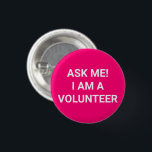 Chapa Redonda De 2,5 Cm Pregúntame si soy un voluntario blanco y rosado ca<br><div class="desc">Voluntario,  pregúntame que soy un voluntario,  blanco y rosado simple y elegante botón pin. Texto en blanco sobre color de fondo rosado caliente. minimalista estilo sencillo y elegante. Personalizable texto,  crea el tuyo propio.</div>