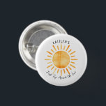 Chapa Redonda De 2,5 Cm Primer viaje alrededor del primer cumpleaños del s<br><div class="desc">Estos bonitos botones son perfectos para cualquiera que celebre su primer cumpleaños este año. El diseño presenta un sol de acuarela pintado a mano sobre un fondo blanco sencillo con un texto de plantilla fácil de personalizar. Se pueden encontrar elementos fiestas coincidentes en la colección.</div>