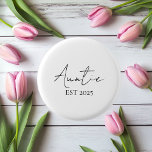 Chapa Redonda De 2,5 Cm Promocionado a la tía EST 2025 | Cuesta nueva tía<br><div class="desc">Celebra el emocionante viaje a la infancia con este botón circular "Promocionado a la tía EST 2025"! Perfecto para invitaciones de embarazo, duchas de bebé o fiestas que revelan sexo, este pasador minimalista dulce agrega un toque personal y elegante a cualquier ropa o bolso de pañal. Ya sea un regalo...</div>