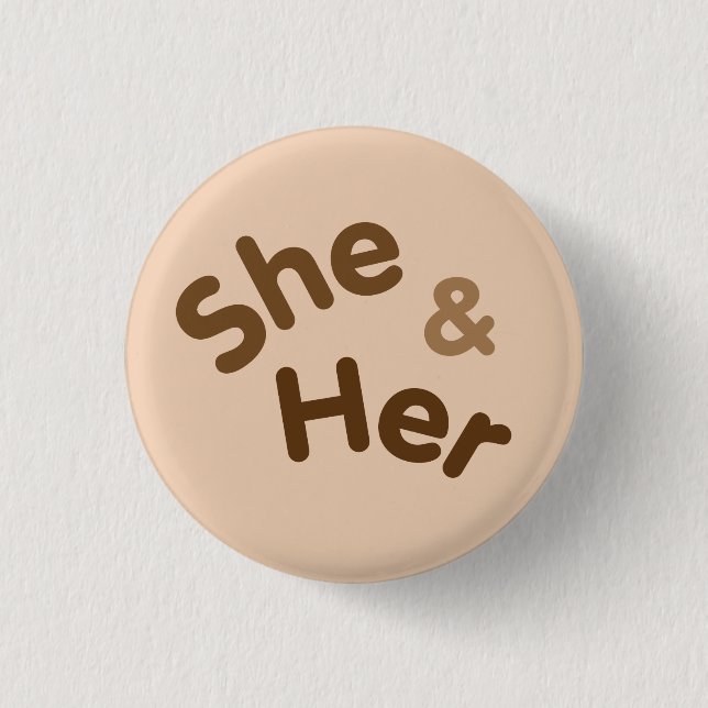 Chapa Redonda De 2,5 Cm Pronoun Pin She/Her (Anverso)