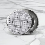 Chapa Redonda De 2,5 Cm Retro GROOVY Disco Ball Bridal Shower<br><div class="desc">Retroceda en el tiempo con nuestra colección Retro Disco Ball Bridal Shower Invitation & Decor. Sumérjase en la nostalgia de los años 70 con arcos beige y gris mudos, realzados por fuentes purpurinas plateadas. La emblemática bola de disco retro ocupa el centro del escenario, evocando una era de glamour disco,...</div>