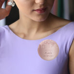 Chapa Redonda De 2,5 Cm rosa de cumpleaños  purpurina de oro gotea nombre<br><div class="desc">Un botón de moda para una dulce fiesta de cumpleaños número 16. Un fondo femenino rosa, dorado rosa, de aspecto metálico, adornado con falsos goteos de purpurina de oro rosa. Plantillas para una fecha y nombre/edad 16. Letras de color oro rosa oscuro. Perfecto para el fiesta como un favor o...</div>