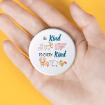 Chapa Redonda De 2,5 Cm Sé amable con todos los lindos animales personaliz<br><div class="desc">Este botón vegano presenta seis lindos animales de granja con las palabras "Sé amable con cada tipo". Es perfecto para que cada vegetariano exprese su estilo de vida respetuoso y para que cualquiera sepa que los animales son nuestros amigos, no nuestra comida. Si necesita ayuda, personalización adicional u otros elementos...</div>
