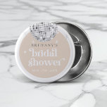 Chapa Redonda De 2,5 Cm Silver Retro Disco Groovy Bridal Shower<br><div class="desc">Retroceda en el tiempo con nuestra colección Retro Disco Ball Bridal Shower Invitation & Decor. Sumérjase en la nostalgia de los años 70 con arcos beige y gris mudos, realzados por fuentes purpurinas plateadas. La emblemática bola de disco retro ocupa el centro del escenario, evocando una era de glamour disco,...</div>