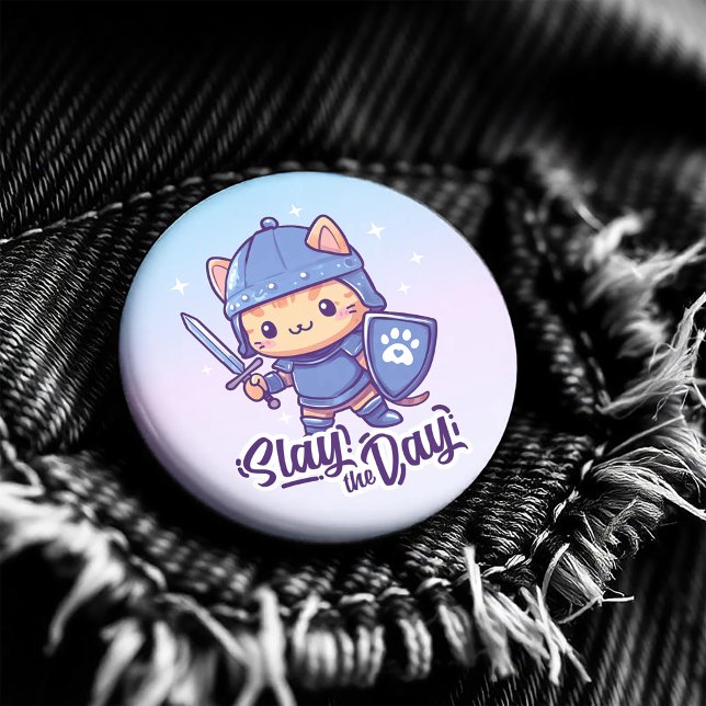 Chapa Redonda De 2,5 Cm Slay El Día (Suit up with this purr-fectly fierce warrior cat design 🐾🛡️ )