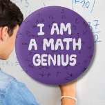 Chapa Redonda De 2,5 Cm Soy un estudiante de matemáticas Genius Matopic Ph<br><div class="desc">Sólo para ser usado por aquellos que entienden matemáticas. Si no conoces a tu Pi de tu Omega,  tu Pitágoras de tu álgebra,  esto no es para ti. Genial como recompensa a los profesores.</div>