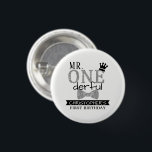 Chapa Redonda De 2,5 Cm Sr. ONEMaravilloso Primer Favor de la Fiesta de Cu<br><div class="desc">Celebre con estilo con estos divertidos y muy modernos botones de fiesta de primer cumpleaños. El diseño es fácil de personalizar con la redacción de tu evento especial y tus invitados estarán encantados cuando reciban estos fabulosos botones. Se pueden encontrar elementos fiestas coincidentes en la colección.</div>