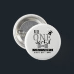 Chapa Redonda De 2,5 Cm Sr. ONEMaravilloso Primer Favor de la Fiesta de Cu<br><div class="desc">Celebre con estilo con estos divertidos y muy modernos botones de fiesta de primer cumpleaños. El diseño es fácil de personalizar con la redacción de tu evento especial y tus invitados estarán encantados cuando reciban estos fabulosos botones. Se pueden encontrar elementos fiestas coincidentes en la colección.</div>